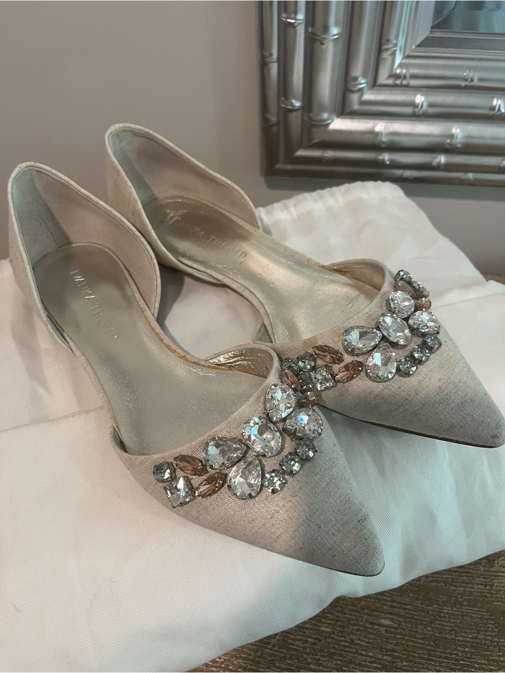Ivanka trump Embellished Ivory Pointed-Toe Women’s Flats!